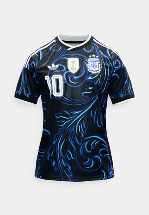 Camiseta de fútbol negra con patrones en espiral de hojas azules, número 10 blanco, insignia de ganador de la FIFA 2022 y escudo de la Asociación de Fútbol de Argentina.