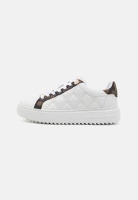 Sneaker bianche in pelle con design trapuntato, dettagli a motivo nero e marrone, lacci piatti e suola piatta spessa con bordi seghettati.