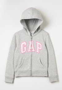 Grå hettejakke med rosa "GAP"-logo i preget skrift. Har hette og to frontlommer med ribbestrikkede mansjetter.