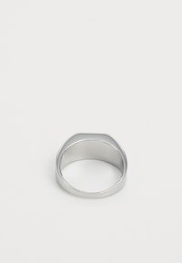 Anello d'argento con un design liscio e arrotondato, caratterizzato da una parte superiore piatta e una finitura lucida, che mette in mostra un'estetica elegante e moderna.
