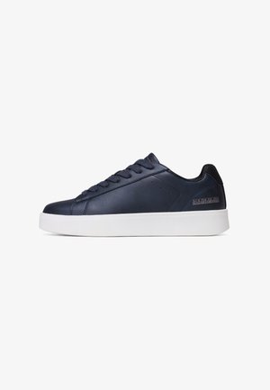 Niedrig geschnittener navy-blauer Sneaker mit dunklen Schnürsenkeln, weißer Gummisohle und kleinem Logo auf der Seitenpartie vor einem weißen Hintergrund.