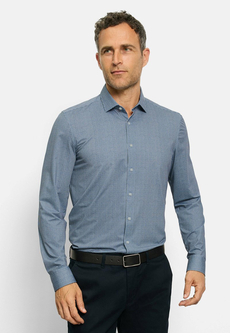 Herren Langarmhemd mit einem blauen Karomuster, Button-Down-Kragen und einer taillierten Passform, aus glattem Stoff gefertigt.