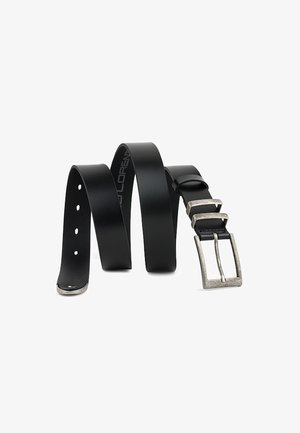 Czarny skórzany pasek z metalową klamrą w srebrnym odcieniu. Posiada gładką teksturę, wiele otworów do regulacji oraz elegancki design.