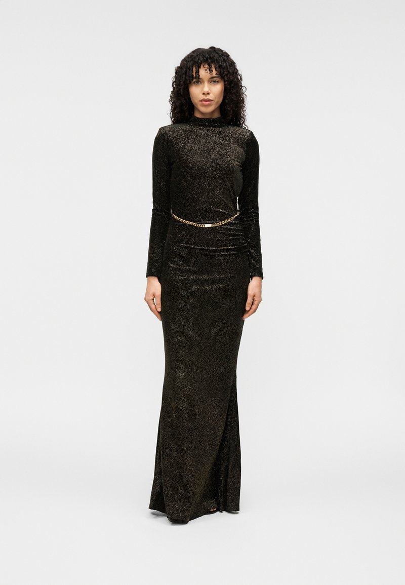 Μακρύ μαύρο φόρεμα με παγιέτες και εφαρμοστή σιλουέτα. Διαθέτει ψηλό λαιμό, μακριά μανίκια και χρυσή αλυσίδα στη μέση. Ομαλή υφή.