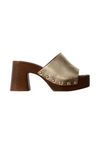 Mule à plateforme marron avec talon épais et dessus en cuir doré orné de petits clous ronds sur les côtés.