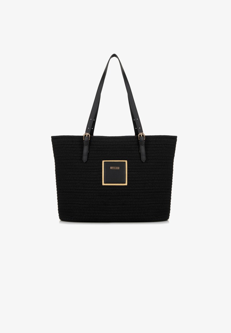 Schwarze textile Tragetasche mit horizontaler Rippstruktur, doppelten Ledergriff, goldfarbener Hardware und einem Frontplakettendetail.