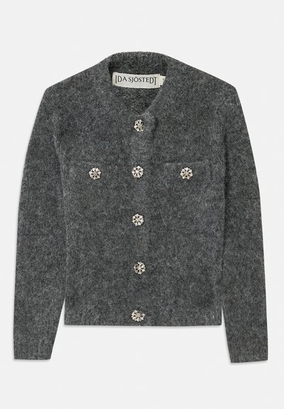 Grå ull cardigan med rund hals, med fem dekorative blomsterformede knapper og to frontlommer. Teksturert, myk finish.