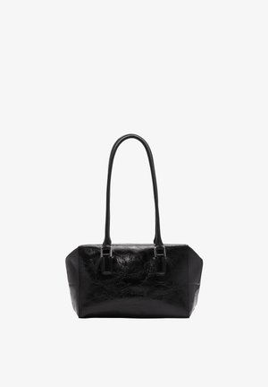 Bolso de mano rectangular de cuero negro con largas correas dobles y detalles de hebilla plateada, mostrado sobre un fondo blanco.