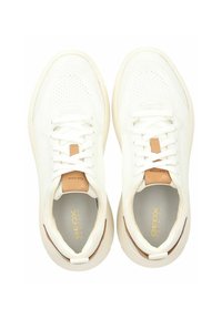 Scarpe da ginnastica bianche con tomaia in rete traspirante, lacci lisci, dettagli in pelle beige e suola imbottita. Marchio Geox visibile.