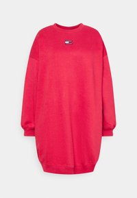 Punainen collegehuppari-mekko, jossa on pyöreä pääntie, ribbaatut hihansuut ja väljä istuvuus. Rinnassa pieni logopatch. Pehmeä kangas.