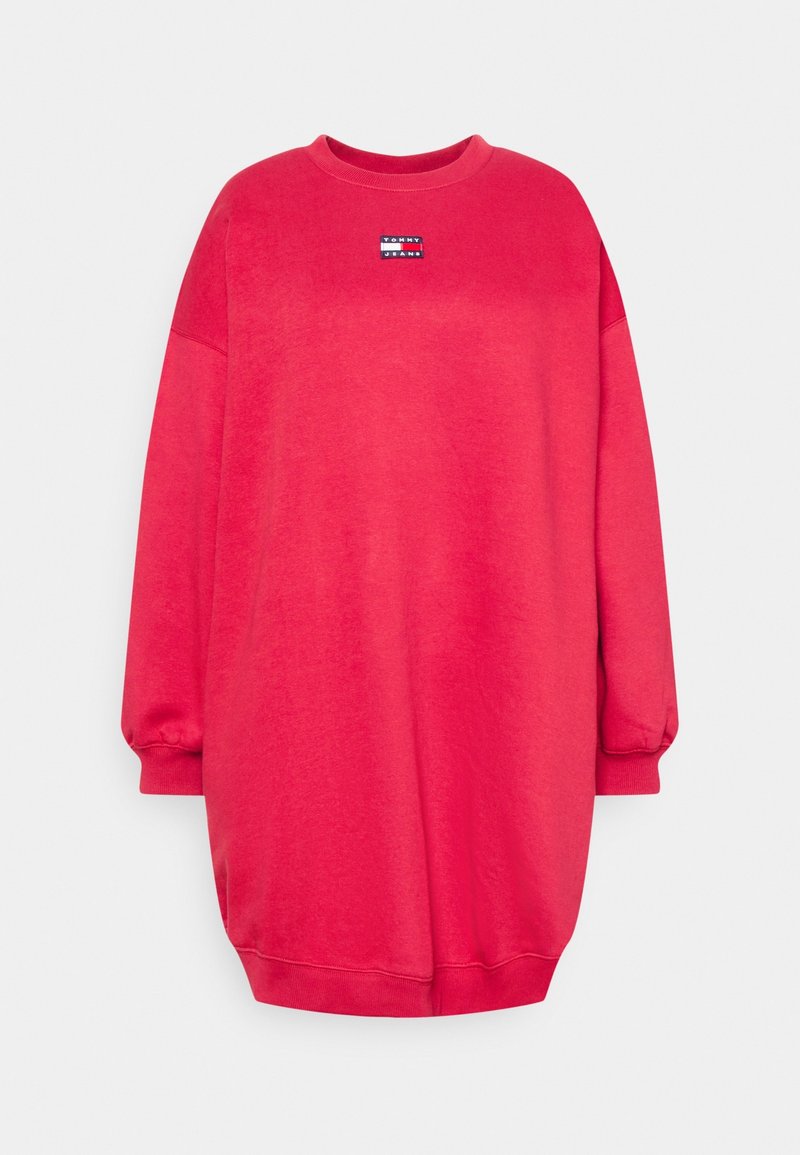 Punainen collegehuppari-mekko, jossa on pyöreä pääntie, ribbaatut hihansuut ja väljä istuvuus. Rinnassa pieni logopatch. Pehmeä kangas.