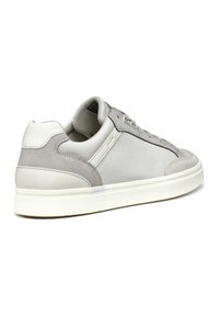 Sneaker in tela grigia con dettagli in suede, lacci piatti e suola in gomma bianca. Texture liscia con design minimalista.