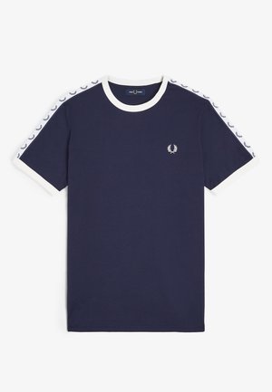 T-shirt bleu marine à manches courtes avec col blanc et rayures blanches sur les manches, arborant des logos en forme de couronne de laurier en répétition ainsi qu'un petit logo de laurier sur la poitrine.