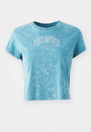 Lyseblå, kortermet t-skjorte laget av bomull med marmorert tekstur. Har korte ermer og "NIKE SPORTS" i hvit brodering på brystet.