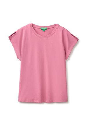 Różowy T-shirt z krótkim rękawem, okrągłym dekoltem i małymi rozcięciami na ramionach, ułożony na białym tle.
