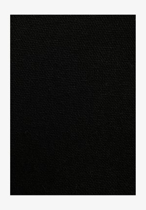 Mustritud must kangas, millel on jäme, kootud tekstuur. Pind näib ühtlane, ilma nähtavate mustrite või kaunistusteta.