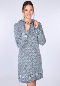 Blau gemustertes Kleid mit Kapuze, das weiße Blumenmuster und kontrastierende Akzente aufweist. Lange Ärmel und eine lockere Passform.