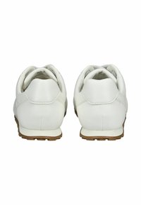 Weiße Lederschuhe mit glatter Oberfläche, abgerundeten Fersen und braunen Gummisohlen. Sie haben gepolsterte Öffnungen und minimale Nähdetails.