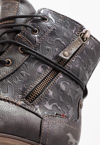 Mustang Stivaletti stringati - dark brown