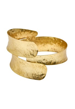 Szeroka złota bransoletka typu mankiet z młotkową teksturą i otwartym spiralnym wzorem.