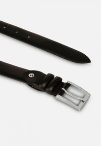 Cintura in pelle nera con una texture liscia, fibbia rettangolare in argento, estremità appuntita e diversi fori di regolazione vicino alla fibbia.