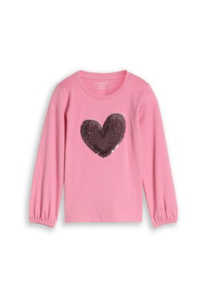 Roze shirt met lange mouwen, een ronde hals en een groot donker glinsterend hartmotief in het midden vooraan.