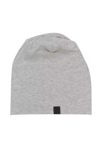 Gorro de punto gris con una textura suave, que presenta una pequeña etiqueta negra con texto en el borde inferior. Forma estándar de gorro con la parte superior ligeramente cónica.