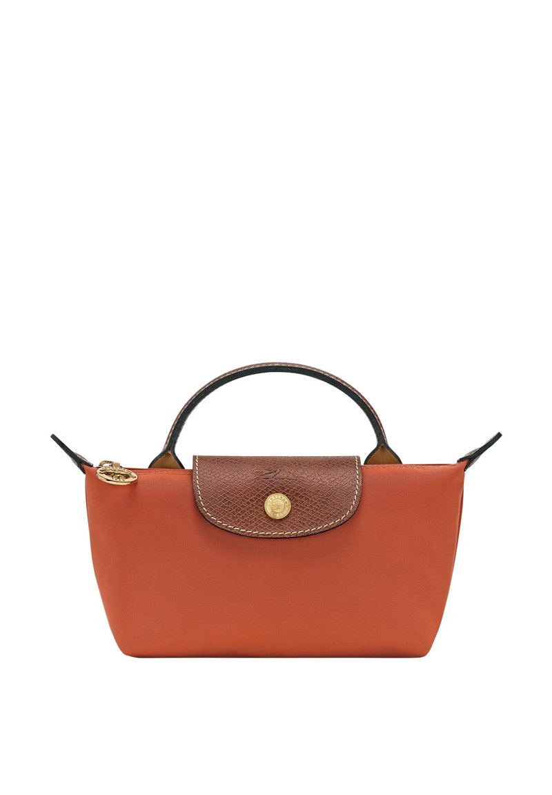 Orange Nylon-Handtasche mit einem braunen Lederklappe und goldenen Beschlägen. Verfügt über einen oberen Griff und eine glatte, strukturierte Oberfläche.