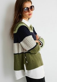 Next Pulover - khaki green