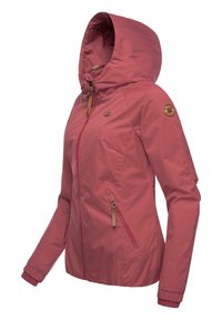 Giacca leggera rosa con cappuccio, chiusura frontale con zip, tasche laterali doppie, polsini elasticizzati e una finitura testurizzata; presenta una toppa con logo sulla manica.