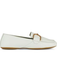Mocasines de cuero blanco con punta redondeada, una hebilla decorativa y una suela de goma flexible. Textura suave con detalles de costura mínimos.