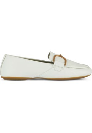 Mocassins en cuir blanc avec un bout arrondi, une boucle décorative et une semelle en caoutchouc flexible. Texture lisse avec des détails de couture minimaux.