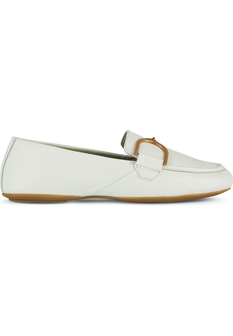 Mocasines de cuero blanco con punta redondeada, una hebilla decorativa y una suela de goma flexible. Textura suave con detalles de costura mínimos.
