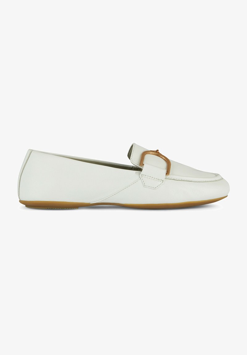 Mocasines de cuero blanco con punta redondeada, una hebilla decorativa y una suela de goma flexible. Textura suave con detalles de costura mínimos.