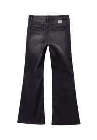 Jeans in denim nero a campana, con una texture liscia, design a cinque tasche e un'etichetta logo sulla cintura. Il tessuto presenta una leggera scoloritura.