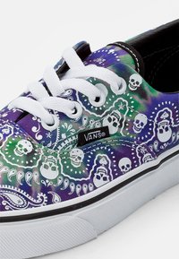 VANS canvas sneakers med ett lila och grönt tie-dye mönster med vita dödskallar och paisleymönster, vita snören och en svart innerfoder.