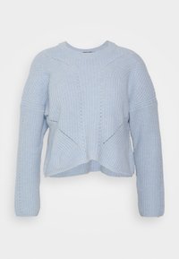 Maglione a maglia azzurro chiaro con un motivo testurizzato, design cropped, vestibilità oversize e maniche ampie; presenta dettagli di cucitura intricati.