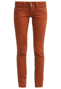 Pantalones slim-fit naranja de algodón con dos bolsillos delanteros y cierre con cremallera. Presenta dos botones metálicos y detalles de costura sutiles.