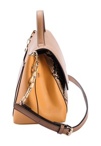 Torebka w odcieniach brązu i beżu z akcentami w wężowy wzór, złotym łańcuchem i regulowanym paskiem na ramię, przedstawiona z boku.