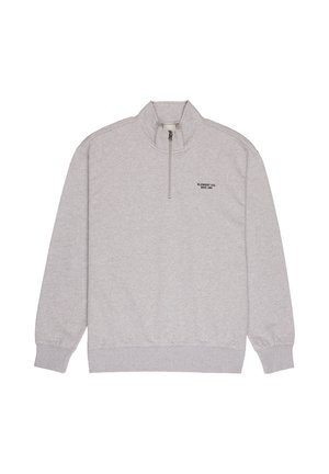 Sudadera de color gris claro con cuello alto, media cremallera y puños acanalados. Presenta un texto de logotipo en el frente y un diseño de ajuste informal.