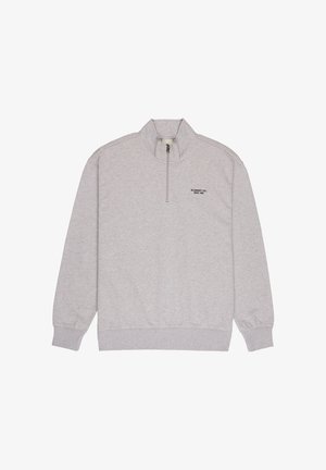Sudadera de color gris claro con cuello alto, media cremallera y puños acanalados. Presenta un texto de logotipo en el frente y un diseño de ajuste informal.
