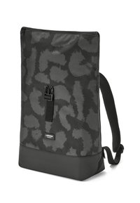 Rucsac negru cu un model texturat, bretele ajustabile, închidere cu fermoar și o cataramă frontală. Material neted cu un fund solid.