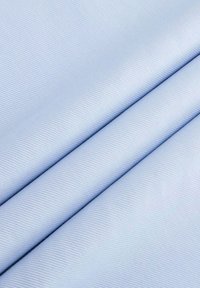 Lichtblauwe stof met een fijne, gestructureerde ribpatroon, gevouwen om de gladde oppervlakte en zachte uitstraling te tonen. Geschikt voor diverse textielen.