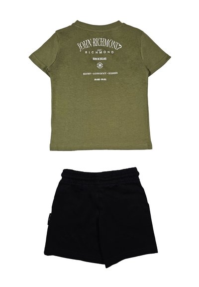 T-shirt in cotone verde oliva con testo stampato bianco sul retro; abbinato a pantaloni corti in cotone neri con vita elasticizzata.