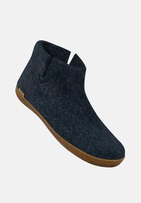Dunkelgrauer Filz-Stiefelette mit abgerundeter Spitze, weicher Textur, minimalistischem Ausschnitt-Design und brauner Gummisohle für Kontrast und Haltbarkeit.