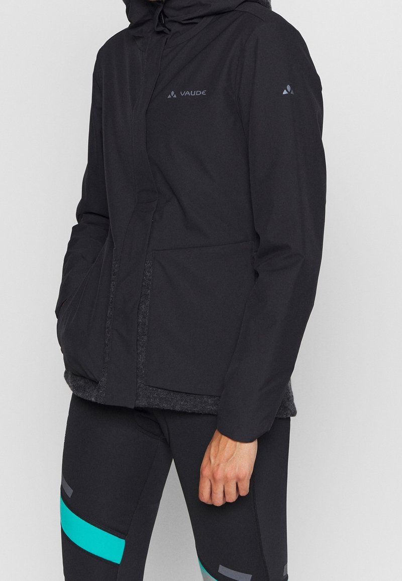 Svart vattentät jacka med en strukturerad inre foder, med huva, framfickor och en logotyp på bröstet; strukturerad tyg och stilren design.