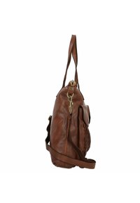 Sac à main en cuir marron avec un côté tissé texturé, fermeture éclair et bandoulière réglable. Comprend un porte-clés et un détail de poche plate.