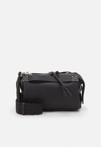 Svart läderaxelväska med texturerad yta, silverfärgad dragkedjestängning, justerbar axelrem och kontrasterande sömdetaljer.