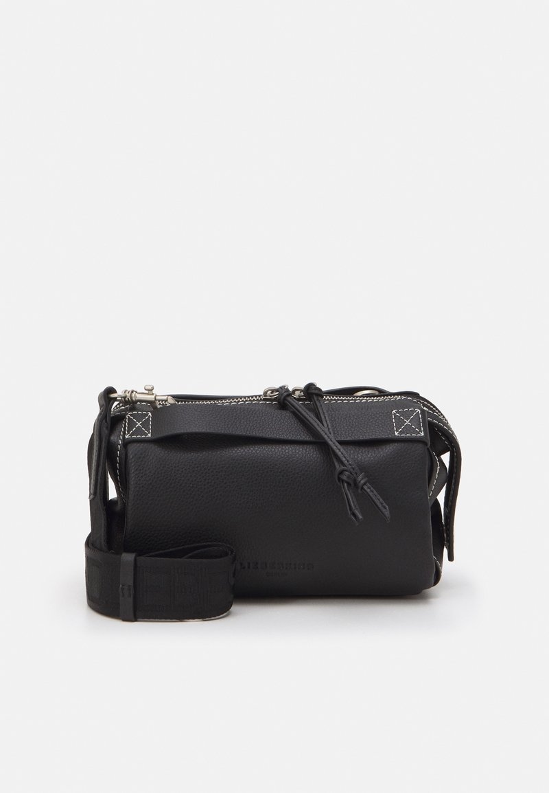 Svart läderaxelväska med texturerad yta, silverfärgad dragkedjestängning, justerbar axelrem och kontrasterande sömdetaljer.