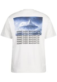 Hvid bomulds t-shirt med et blåt grafisk print, der viser en landskab og teksten "MOD ALLE FORSTILLINGER" i sort, gentaget flere gange.